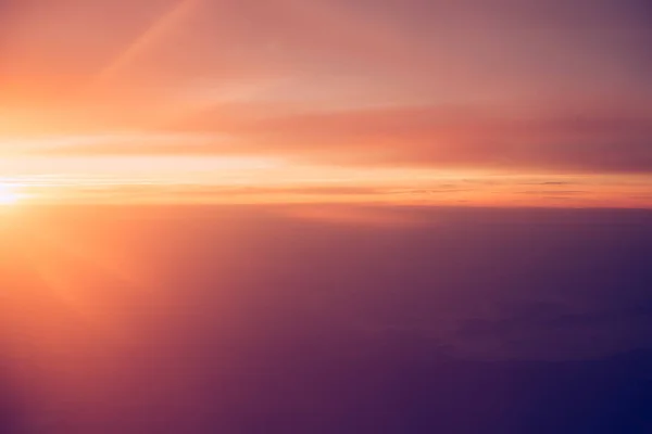 Cielo alba dal finestrino dell'aereo — Foto Stock