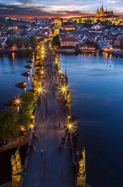 Most Karola i Zamek Praski po zachodzie słońca. Europie, Republika Czeska. — Zdjęcie stockowe
