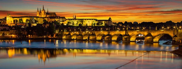 Ponte Carlo con Castello di Praga dopo il tramonto. Europa, Repubblica ceca . — Foto Stock