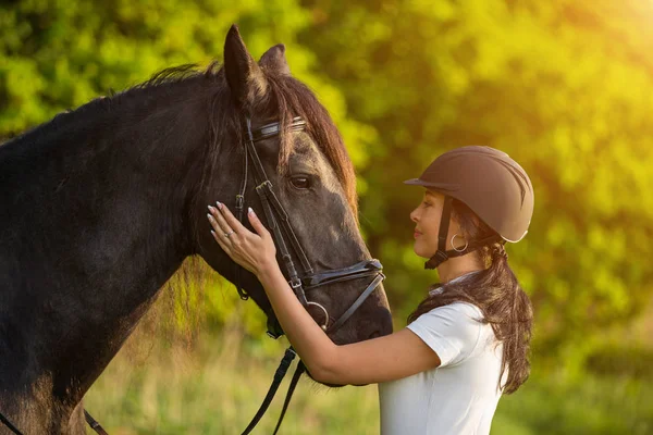 Genç kadın ile onun atı gündoğumu. — Stok fotoğraf