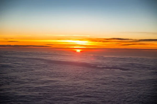 Sonnenaufgangshimmel aus dem Flugzeugfenster — Stockfoto