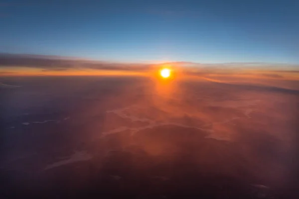 Soleil levant de la fenêtre de l'avion — Photo