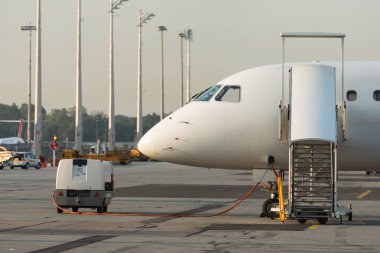 Pist üzerinde ticari jet uçağı önden görünümü.