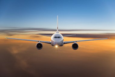 Ticari uçak dramatik bulutların üzerinde uçan.