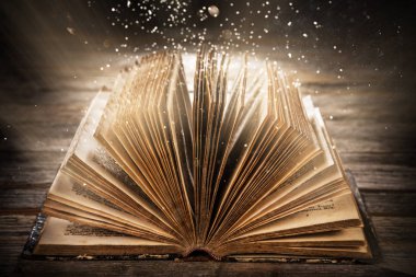 Eski açık kitap mistik sihirli parlak ışık ahşap tablo.