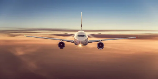 Avión comercial volando sobre nubes dramáticas . — Foto de Stock