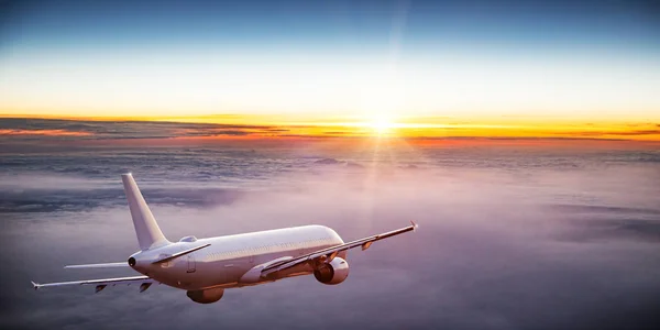 Avión comercial volando sobre nubes dramáticas . — Foto de Stock