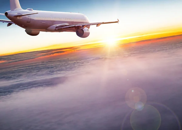 Εμπορικό αεροπλάνο που πετούν πάνω από δραματική σύννεφα. — Φωτογραφία Αρχείου