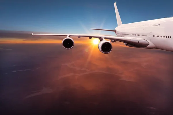 Nagy kereskedelmi repülőgép repülő drámai felhők felett. — Stock Fotó