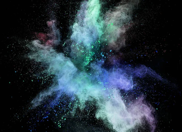 Siyah arkaplanda renkli barut patlaması.