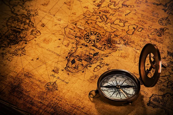 Ancien équipement de navigation vintage sur l'ancienne carte du monde . — Photo