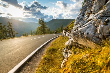 Alp otoyolunda motosiklet sürücüsü, Nockalmstrasse, Avusturya, Avrupa.