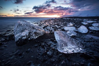 Buzdağları Jokulsarlon buzul göl günbatımı, İzlanda sırasında