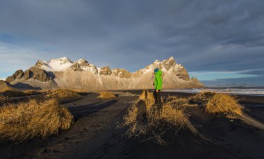 Dramatik gökyüzü bulutlu, İzlanda ile Vestrahorn Dağları