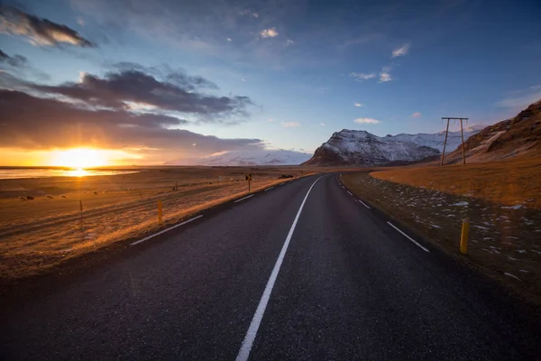 Paisaje islandés con carretera principal, otoño . — Foto de Stock