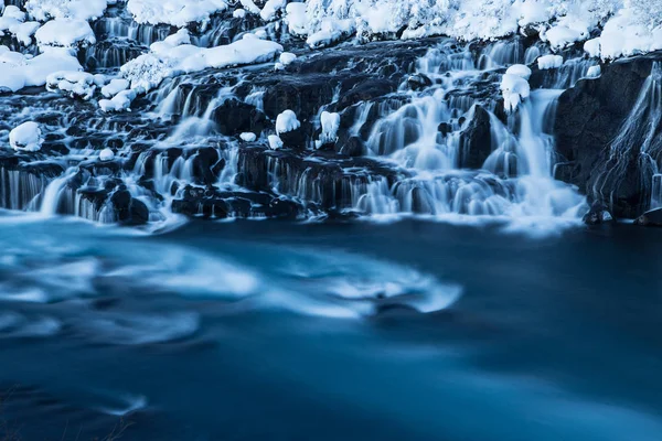 Hraunfossar vodopád v zimě, Island. — Stock fotografie