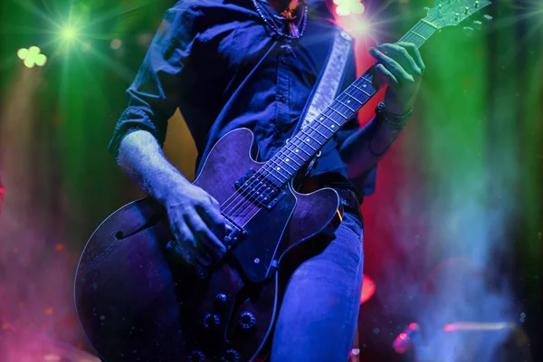 Een rocker speelt gitaar op het podium. — Stockfoto