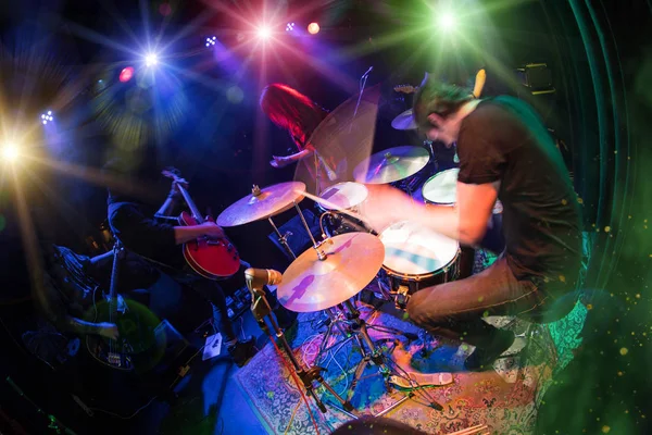 Sebuah band rock bermain di atas panggung . — Stok Foto