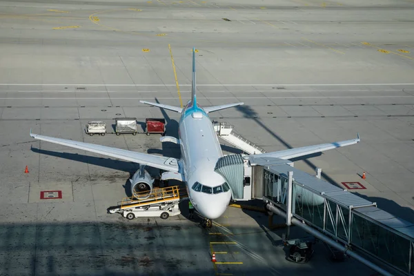 Vista desde la torre de observación del aeropuerto en avión a reacción en la pista . — Foto de Stock