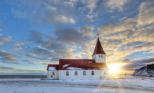 Typowy czerwony kolorowy drewniany kościół w mieście Vík, Islandia w zimie. — Zdjęcie stockowe
