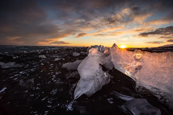 冰岛日落时 Jokulsarlon 冰川湖中的冰山 — 图库照片