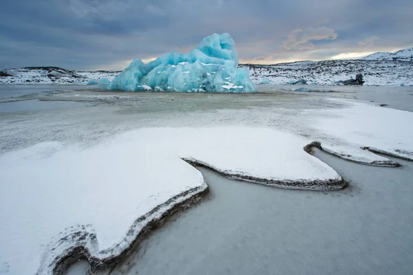 Διάσημοι Fjallsarlon glacier και λιμνοθάλασσα με παγόβουνα κολύμπι στο παγωμένο νερό. — Φωτογραφία Αρχείου