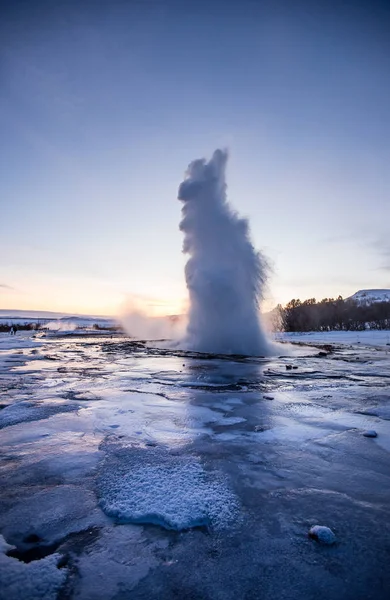 冰岛著名 Strokkur 喷泉喷发. — 图库照片