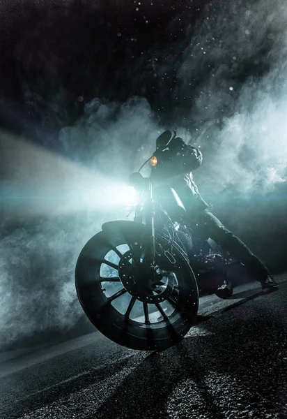 Nagy teljesítményű motorkerékpár chopper éjjel. — Stock Fotó
