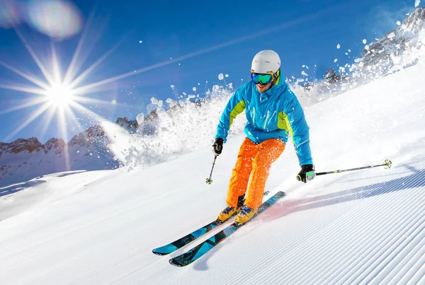 Skiër afdaling in hoge bergen — Stockfoto