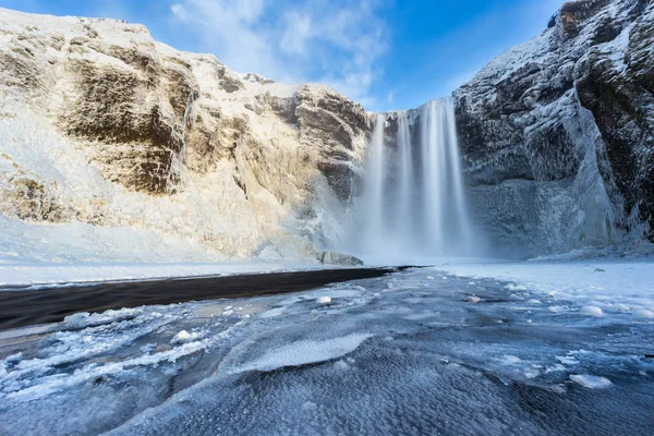 Gyönyörű téli Skogafoss-vízesés. Izland. — Stock Fotó