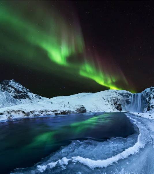 Aurora borealis, zorza polarna w Islandii zimą. — Zdjęcie stockowe