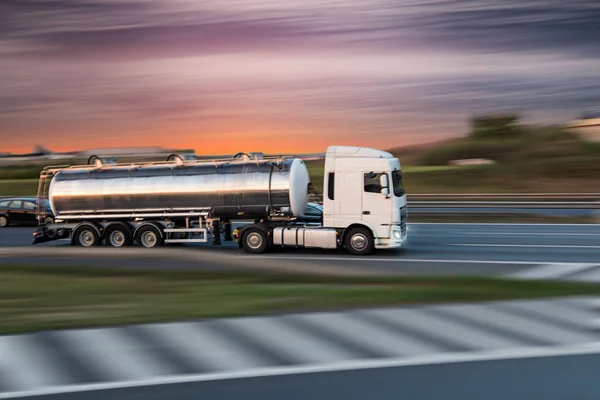 Camión cisterna en carretera, concepto de transporte de carga . — Foto de Stock