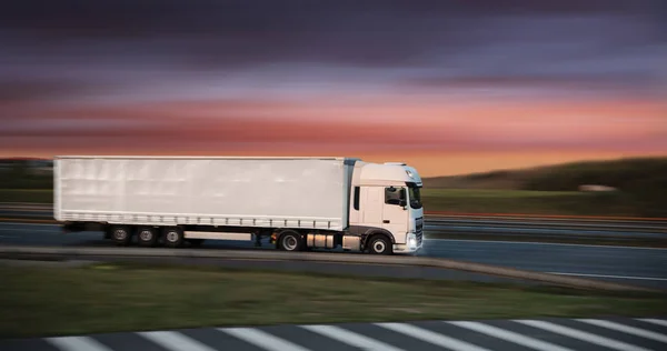 Camion avec conteneur sur route, concept de transport de marchandises. — Photo