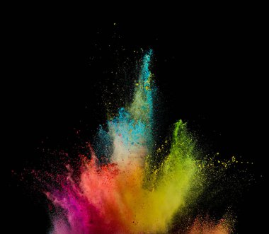 Siyah arkaplanda renkli barut patlaması.