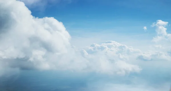 Céu azul e nuvens de fundo com muito espaço de cópia . — Fotografia de Stock