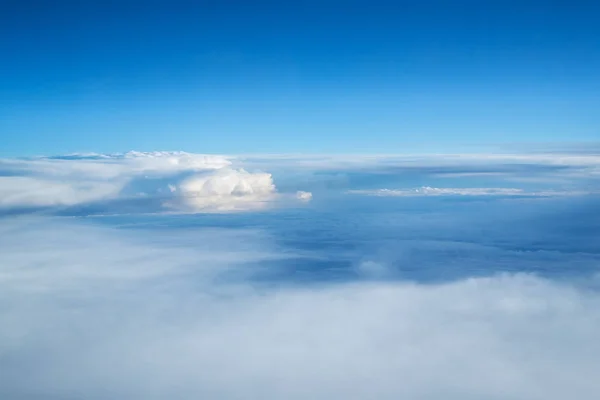 Langit biru dan awan latar belakang dengan banyak ruang fotokopi . — Stok Foto