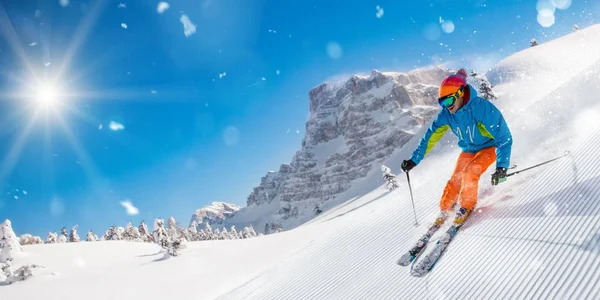 Skiër afdaling in hoge bergen — Stockfoto