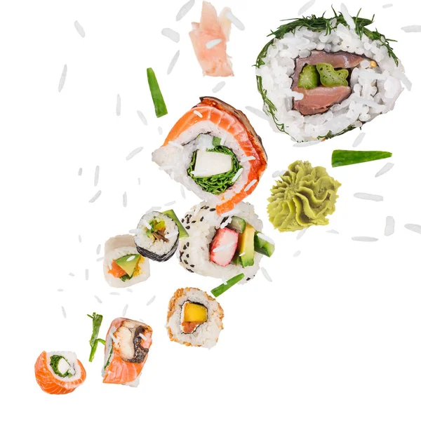 Pezzi di delizioso sushi giapponese congelato in aria. — Foto Stock