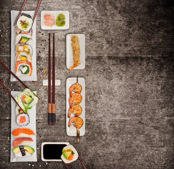 Traditionelle japanische Sushi-Stücke auf rustikalem Betongrund. — Stockfoto