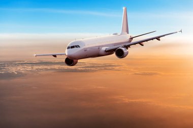 Ticari uçak dramatik bulutların üzerinde uçan.