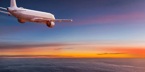 Commercial airplane flying above dramatic clouds. — Stock Photo, Image