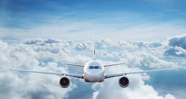 Commerciële Vliegtuig Vliegen Boven Dramatische Wolken Overdag — Stockfoto