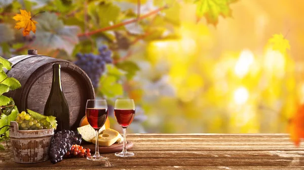 Vines with grapes and old cask on vintage wooden table. — Stock Photo, Image