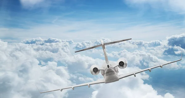 Petit avion privé volant au-dessus de beaux nuages. — Photo