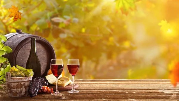 Wijnstokken met druiven en oude vat op vintage houten tafel. — Stockfoto