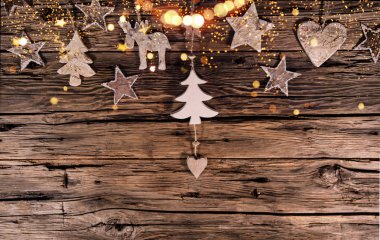 Ahşap arka planda noel süslemesi