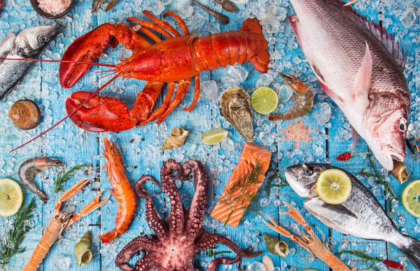 Frische, schmackhafte Meeresfrüchte auf altem Holztisch serviert. — Stockfoto