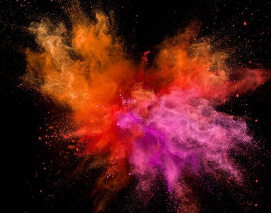 Siyah arka planda renkli barut patlaması. Hareketi dondur.