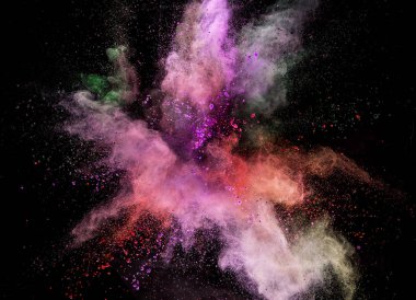 Siyah arka planda renkli barut patlaması. Hareketi dondur.