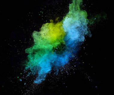 Siyah arka planda renkli barut patlaması. Hareketi dondur.